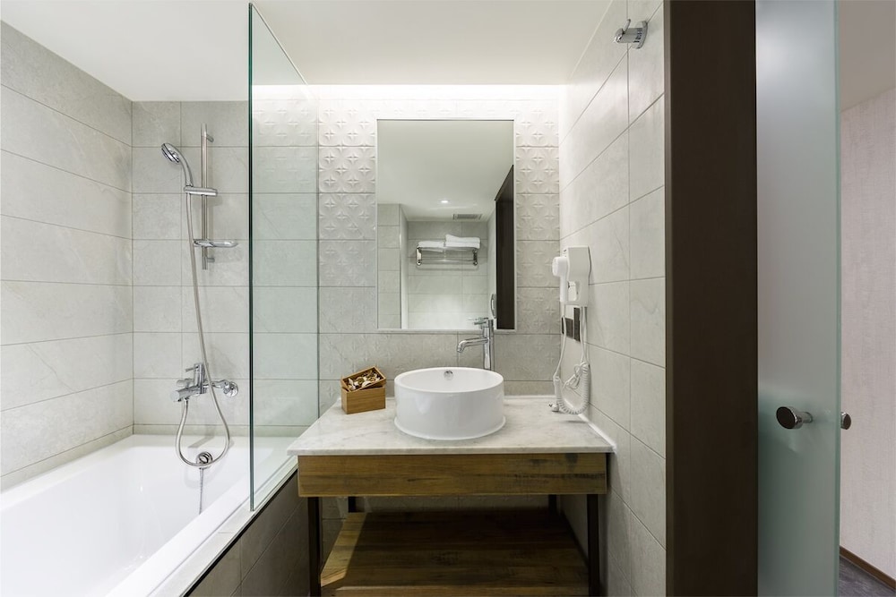 Lan Kwai Fong Garden Hotel 61/66