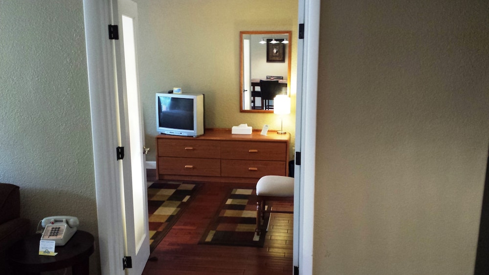 Days Inn By Wyndham Cocoa Cruiseport West At I-95/524 18/42