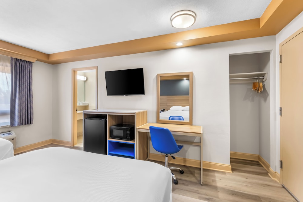 Standard, 2 Double Beds, Econo Lodge Woodbridge 6/10