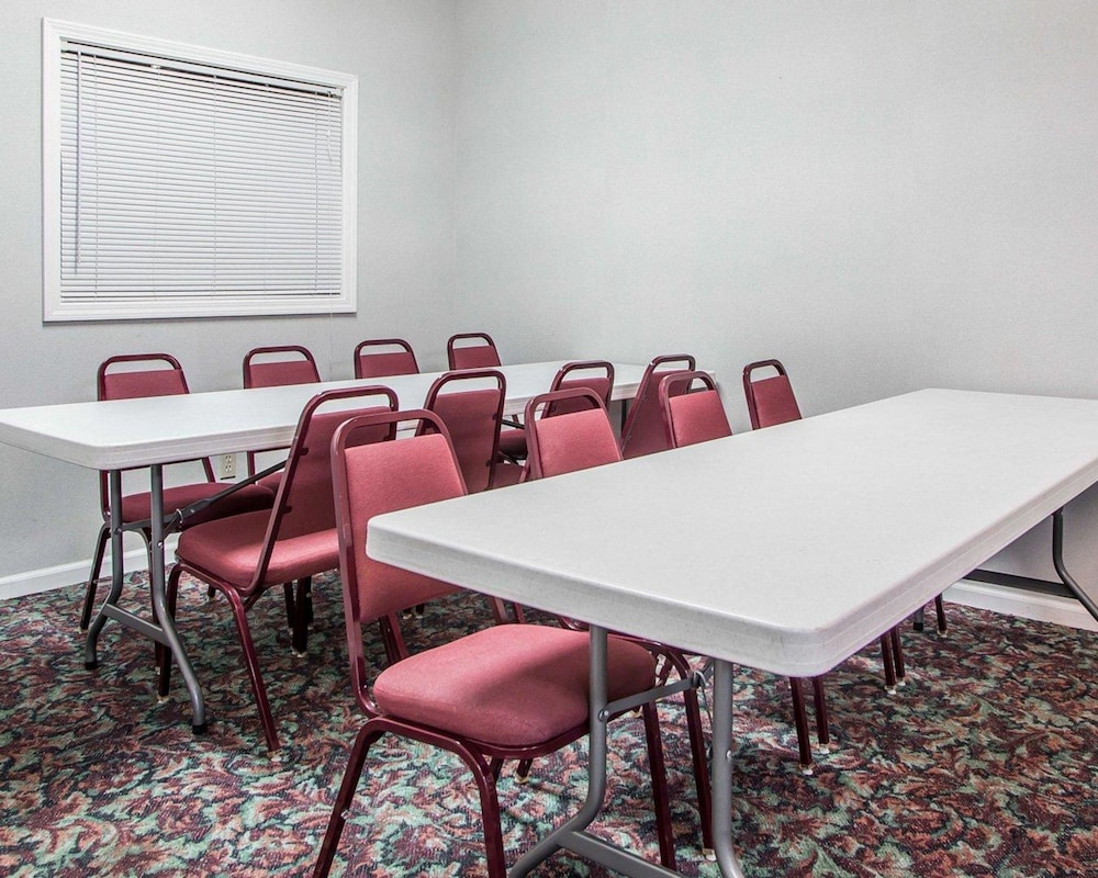 Econo Lodge Jefferson City 38/41