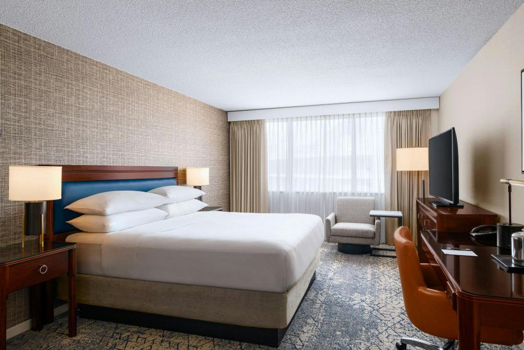 Guest Room, King Bed, Club Floor