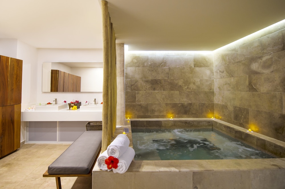 swimming pool spa
