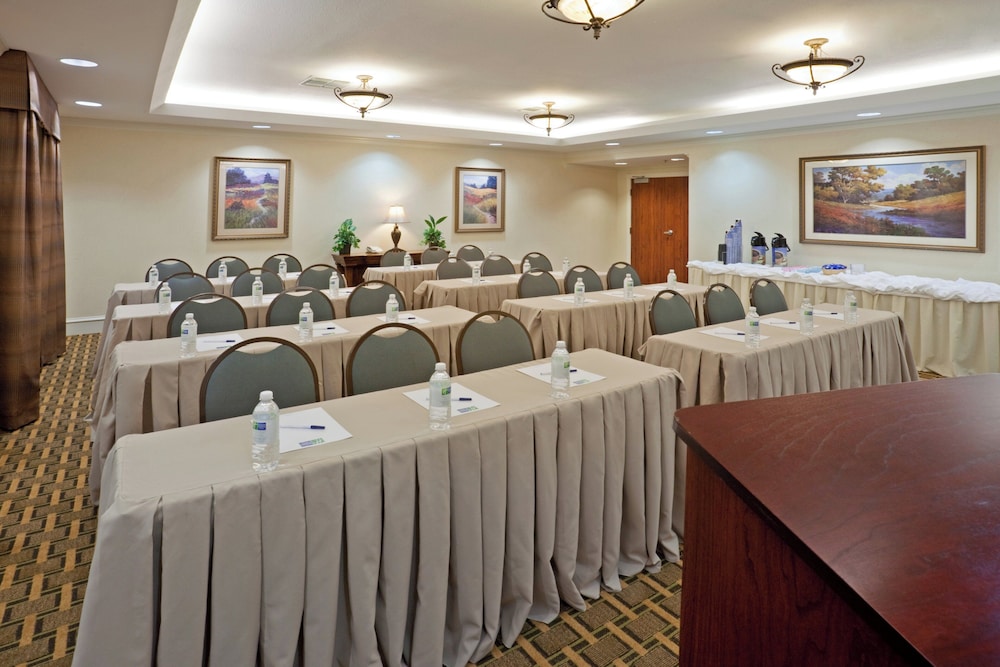 Holiday Inn Express Hotel Suites Waxahachie 60/74