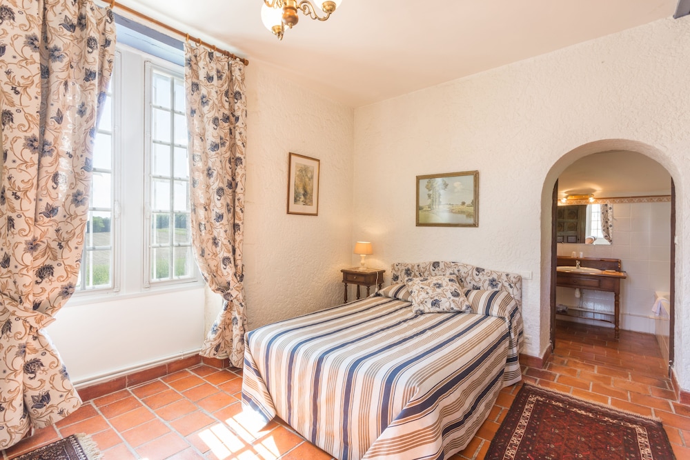CHATEAU DE LA COTE 2/50