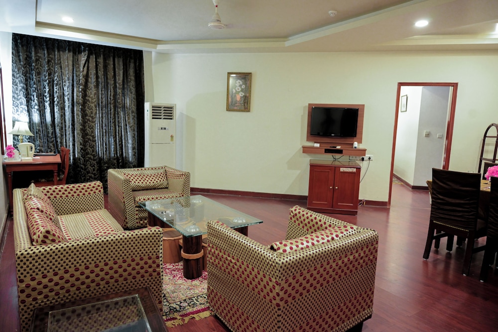 THE ROYAL RESIDENCY 22/35