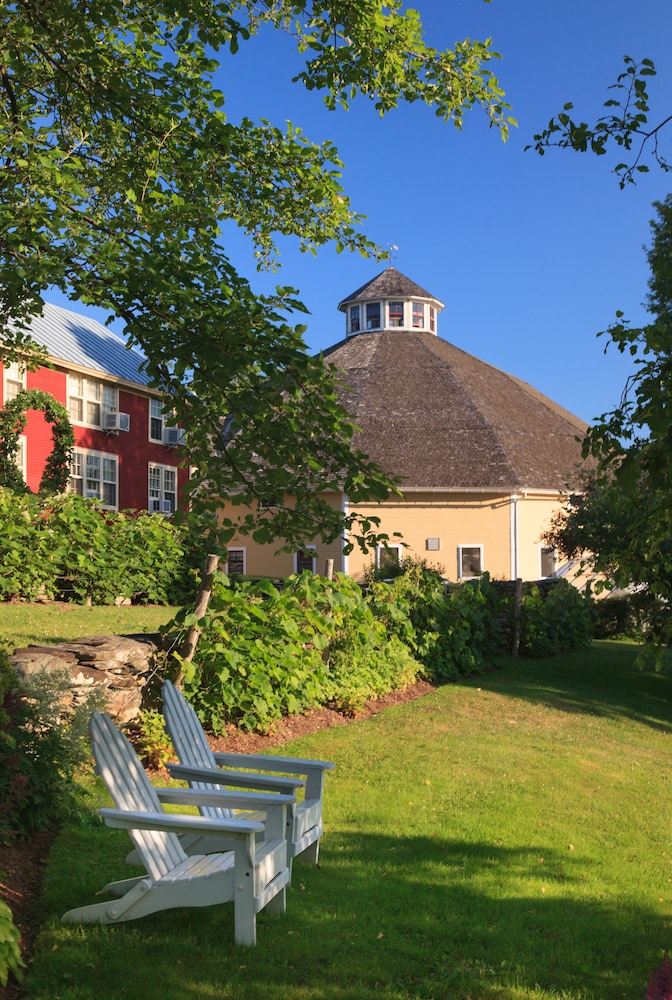 The Inn at Round Barn Farm 67/70