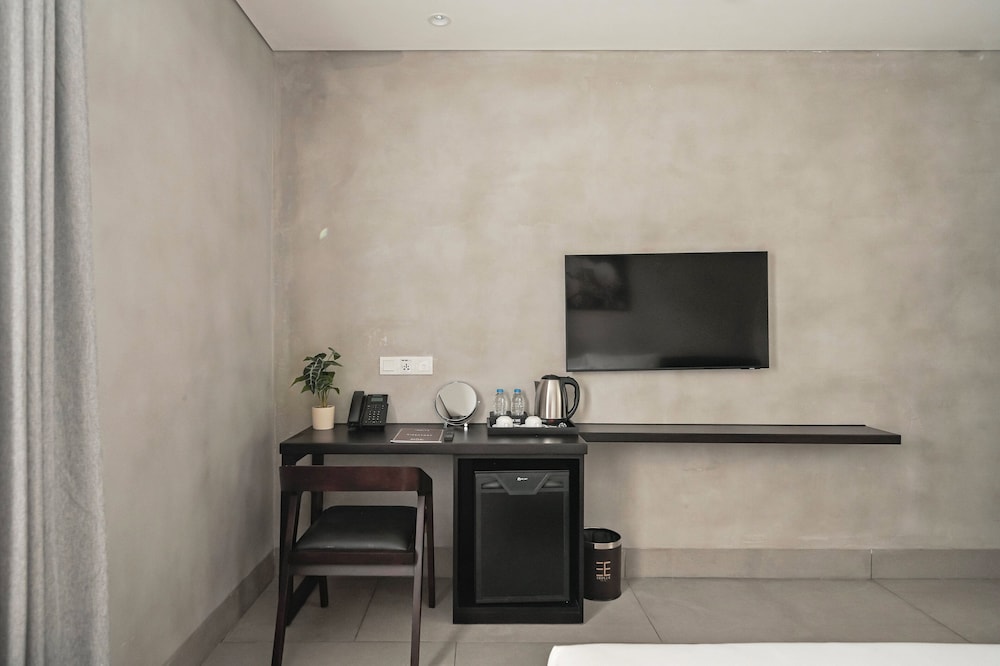 Triple E Hotel Metro Ben Thanh 44/50