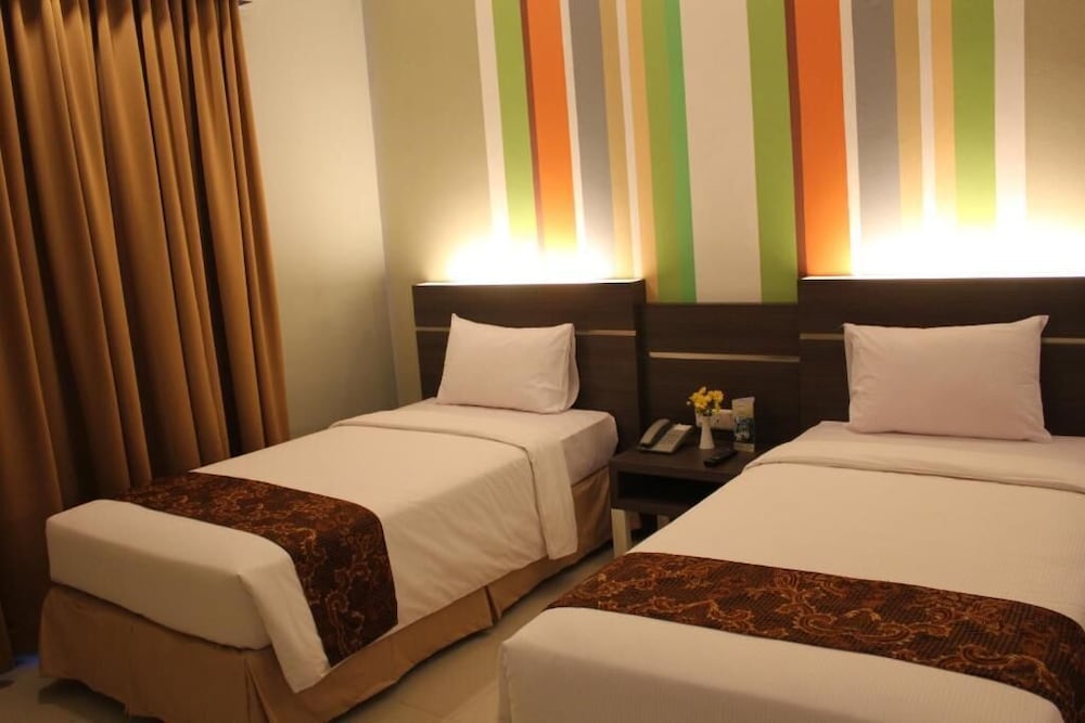 Pose In Hotel Solo 11/48