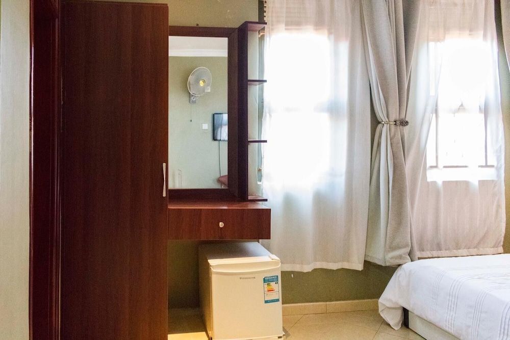 Pavillion Hotel 44/45