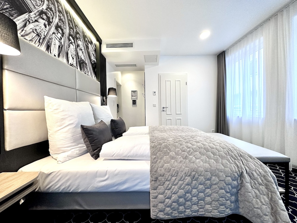 DELUXE, DOUBLE BED