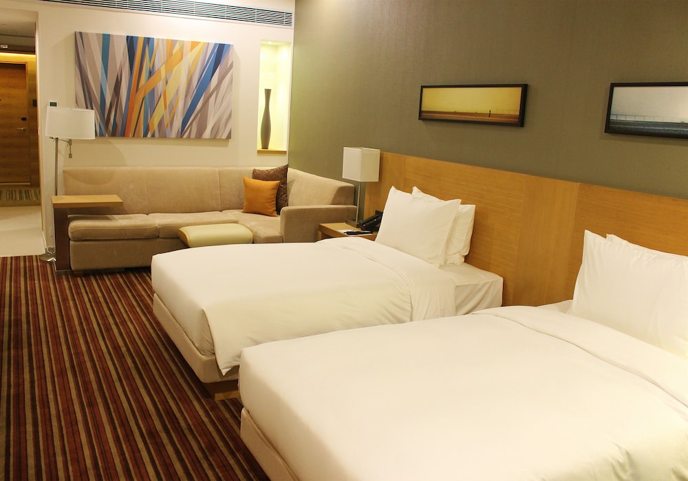 Hyatt Place Shenzhen Airport 22/70