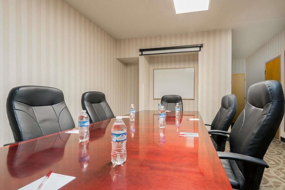 Ramada by Wyndham Columbus North 32/39