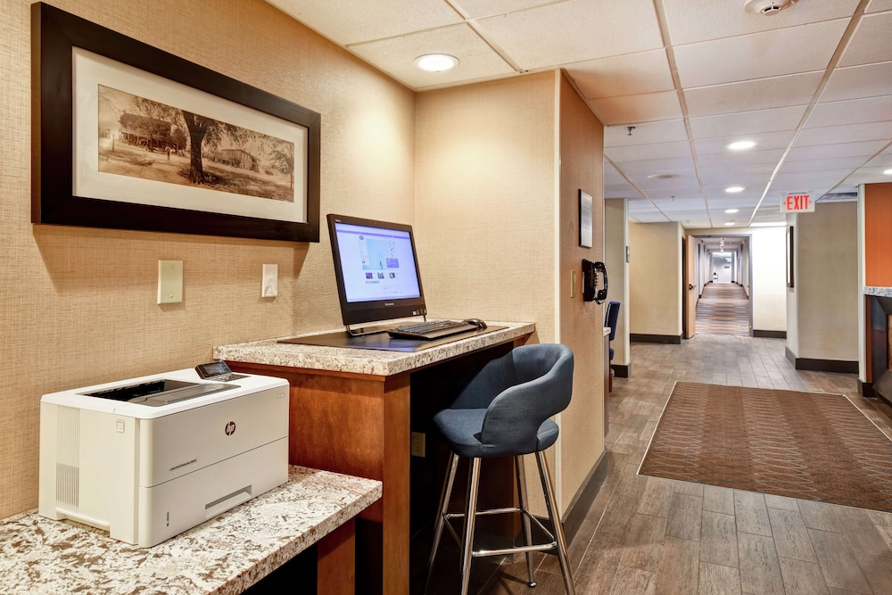 Hampton Inn Auburn 37/40