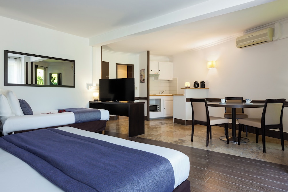 غرفة ثلاثية بسرير كينج وسرير فردي، Domaine de La Petite Isle 2/6