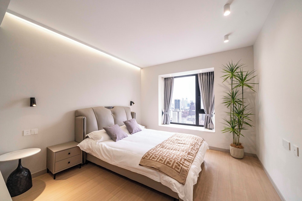 Elite, Apartment, 1 Double and 2 Queen Beds, Book and Bed-People's Square 8/10
