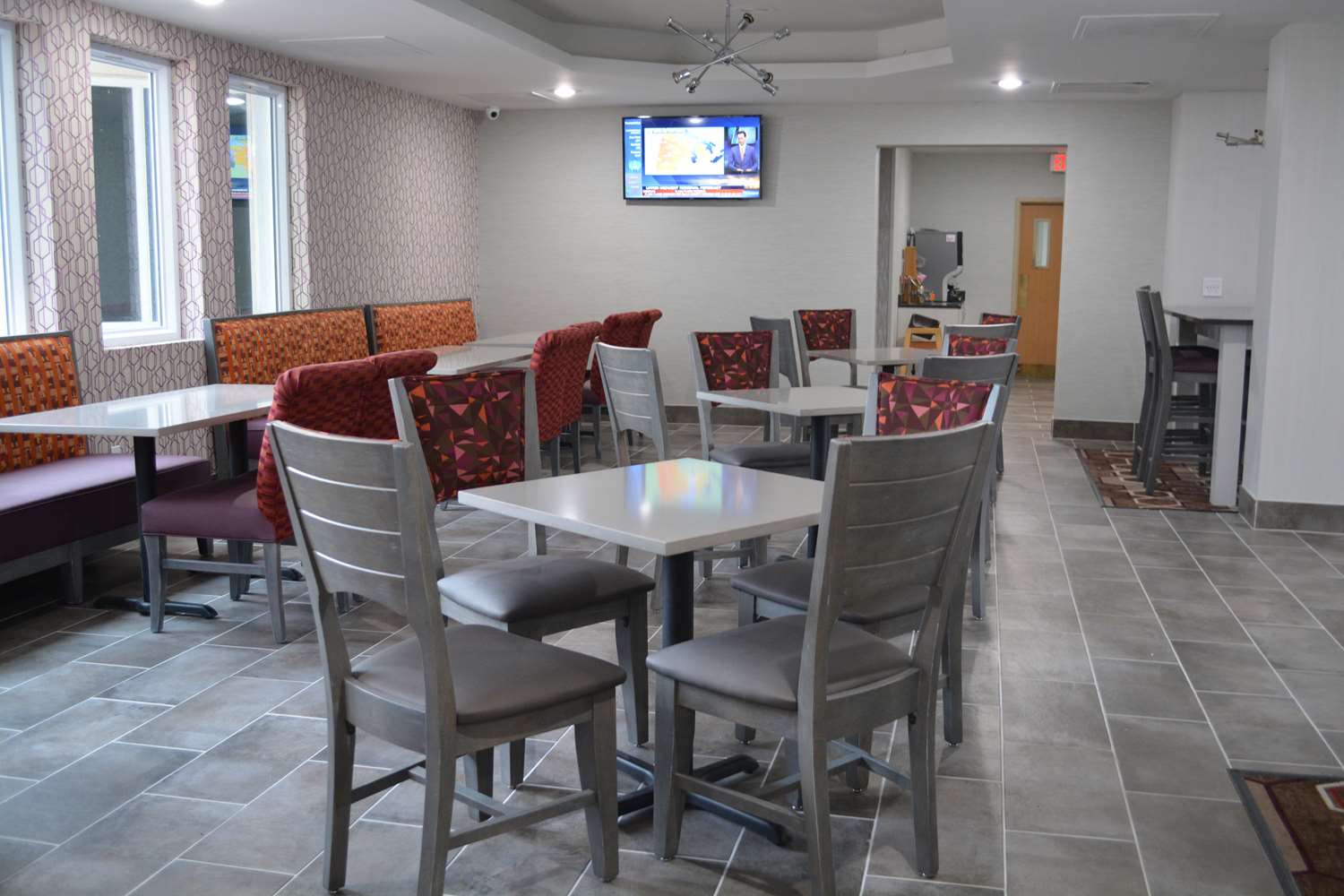 Orangewood Inn & Suites Kansas City Airport 34/37