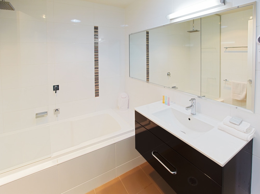 2 Bedrooms, Executive, Apartment, King and Twin Beds, Kitchen, Courtyard Area