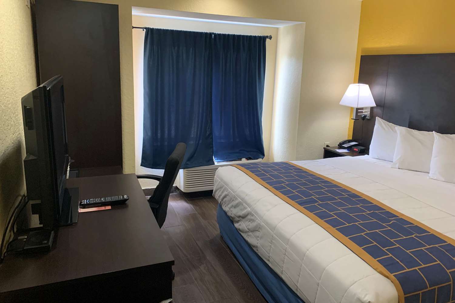 Days Inn And Suites By Wyndham Tampa Raymond James Stadium 15/51