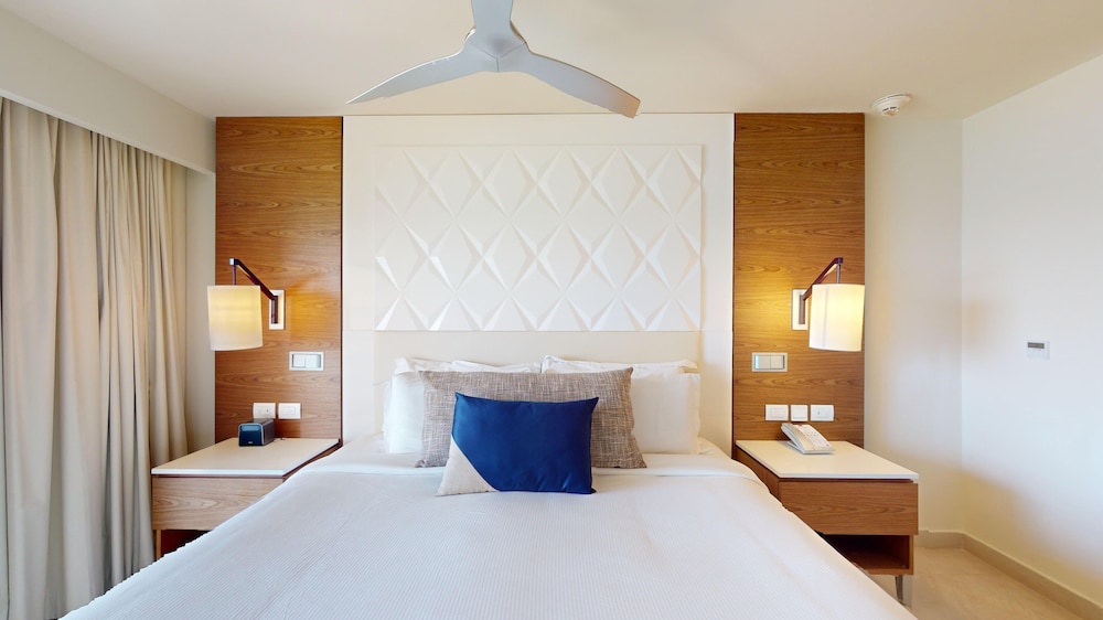 غرفة فاخرة بسرير كينج بإطلالة على البحر، Royalton Grenada, an Autograph Collection All-Inclusive Resort 4/10
