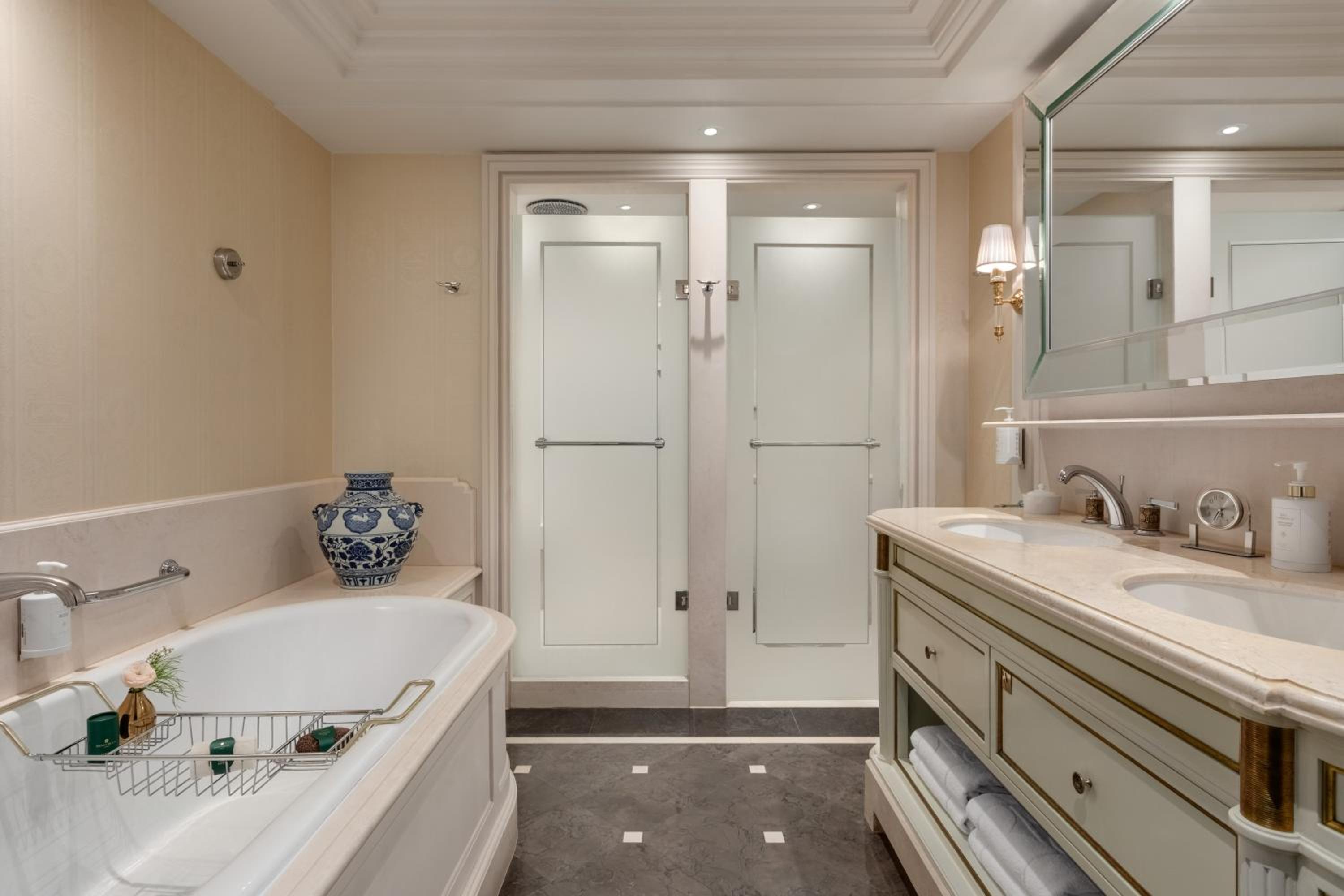جناح جونيور بسرير كينج بإطلالة على المدينة مع أريكة، Shangri-La Paris 5/5