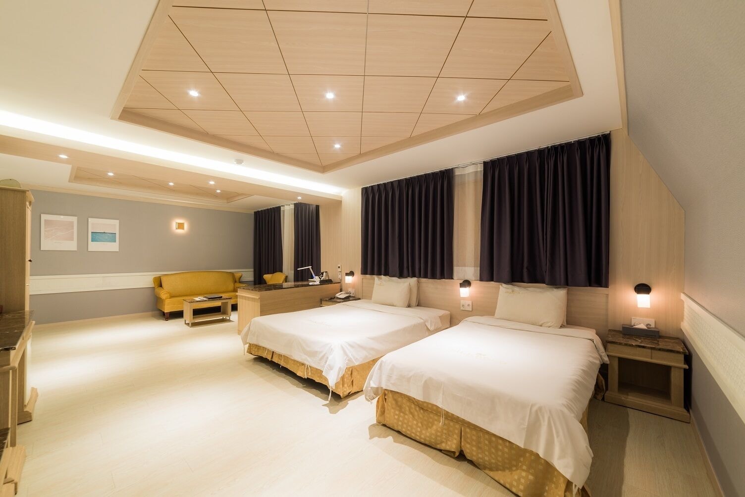 ROYAL, SUITE
