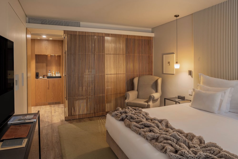 EXCLUSIVE, QUEEN BED