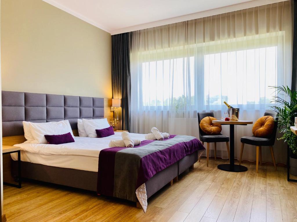 SUPERIOR, DOUBLE OR TWIN BED