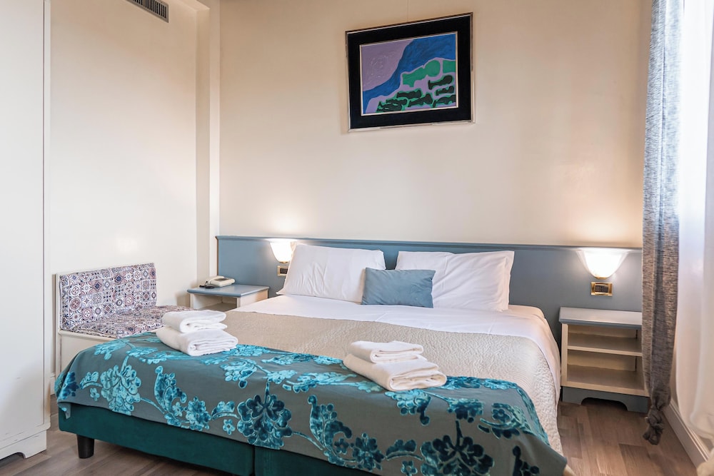 Room, Queen Bed