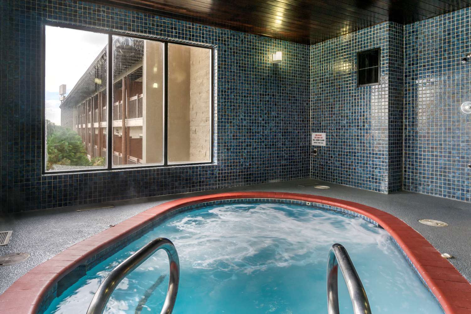 Best Western Plus Lake Front Hotel 24/51