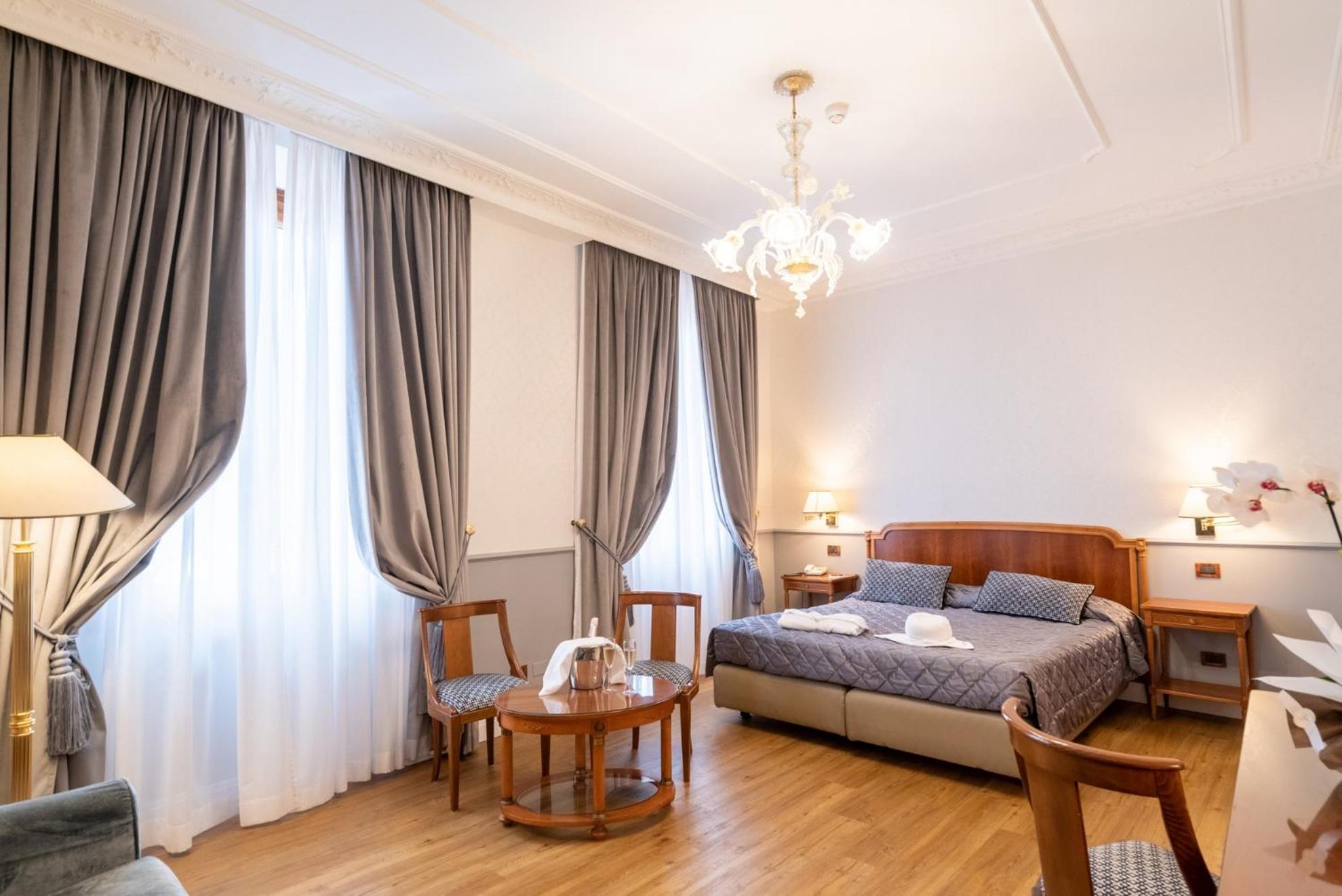 جناح جونيور، Strozzi Palace Hotel 4/10
