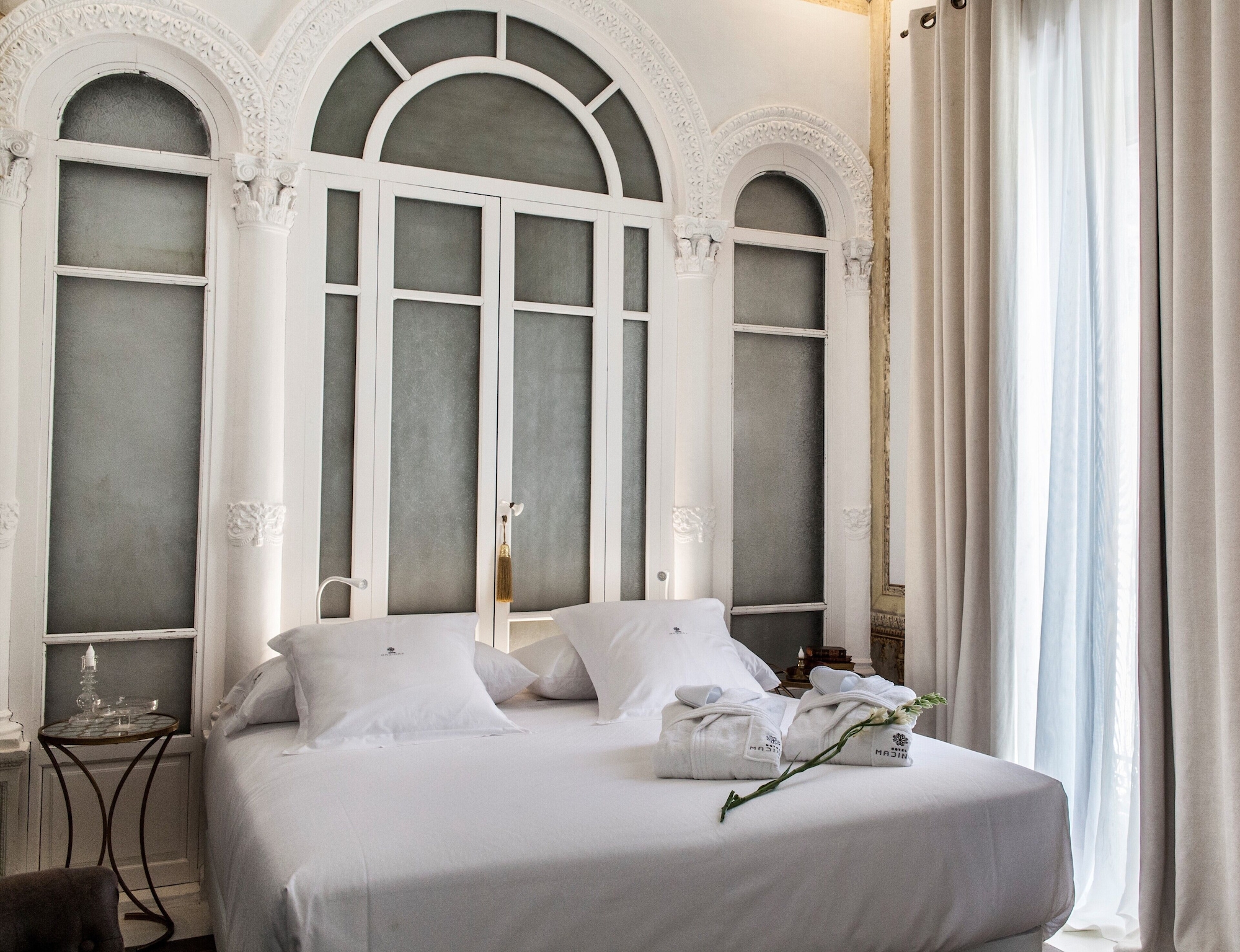 DELUXE, DOUBLE BED, BATHTUB