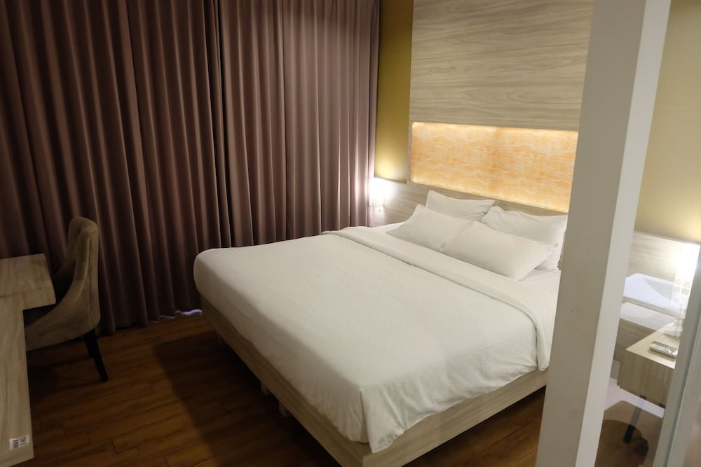 Front One Akshaya Hotel Karawang 38/61