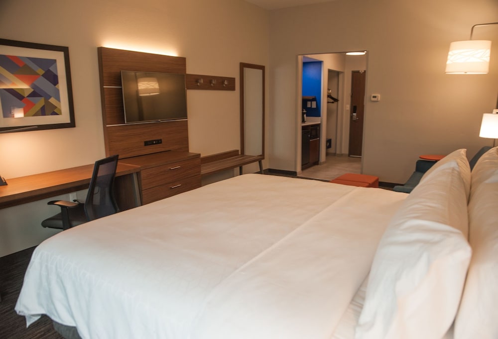 Holiday Inn Express Hotel Suites Norfolk 17/48