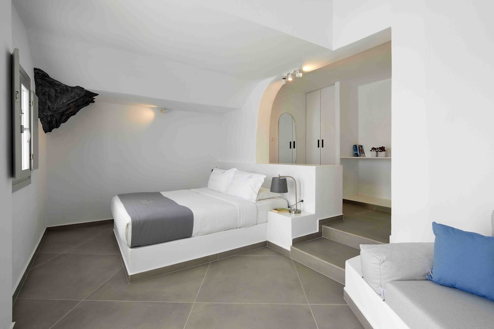 CAVE, ROMANTIC, OUTDOOR JETTED TUB