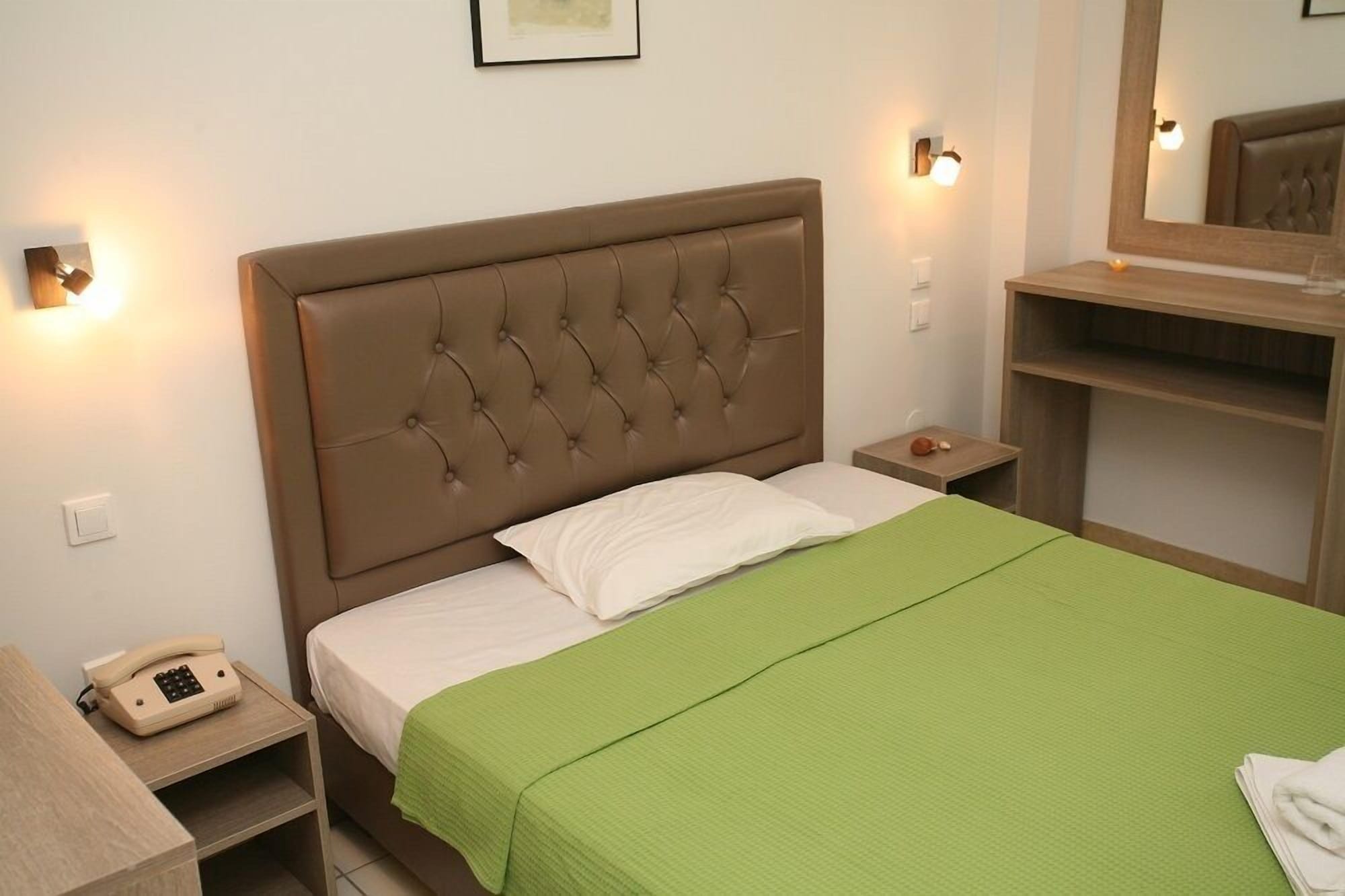 ROOM, SINGLE
