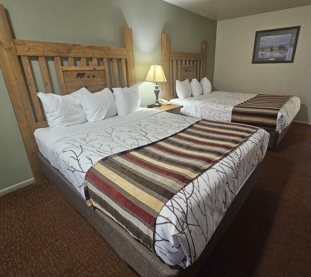 Motel, 2 Queen Beds
