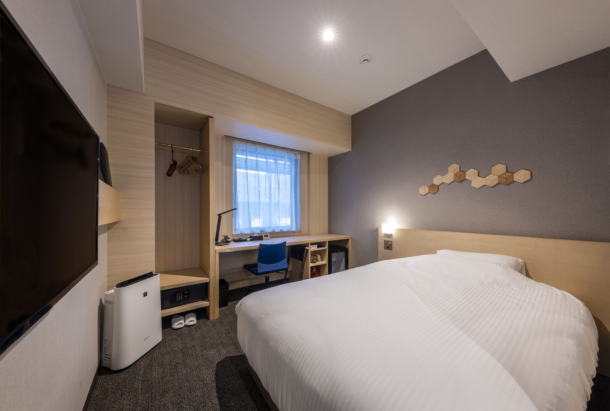 ROOM, SINGLE