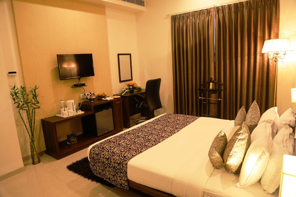 SAPNA CLARKS INN 21/47