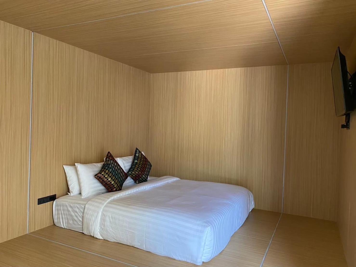 DELUXE, DOUBLE BED
