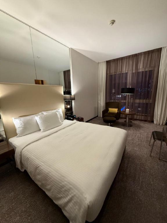 Centro, Twin Beds, City View