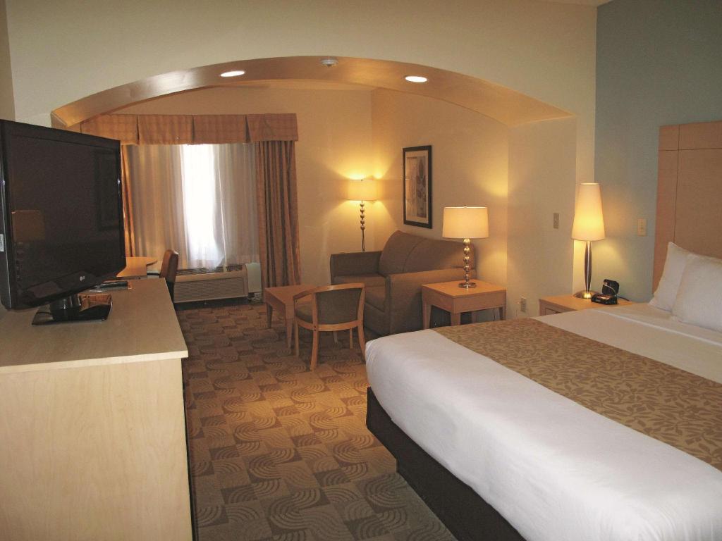 Executive, King Bed, Sofa, La Quinta Inn And Suites By Wyndham Tucumcari 2/3