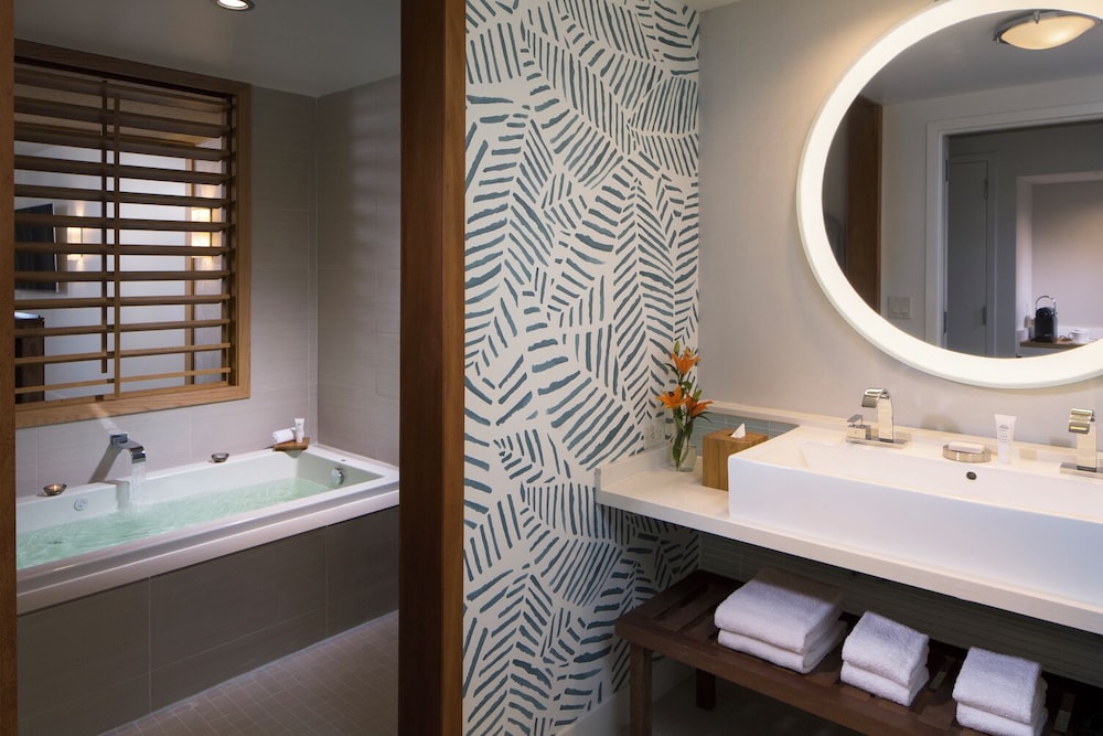 Junior Suite, King Bed, Ocean Front, Balcony
