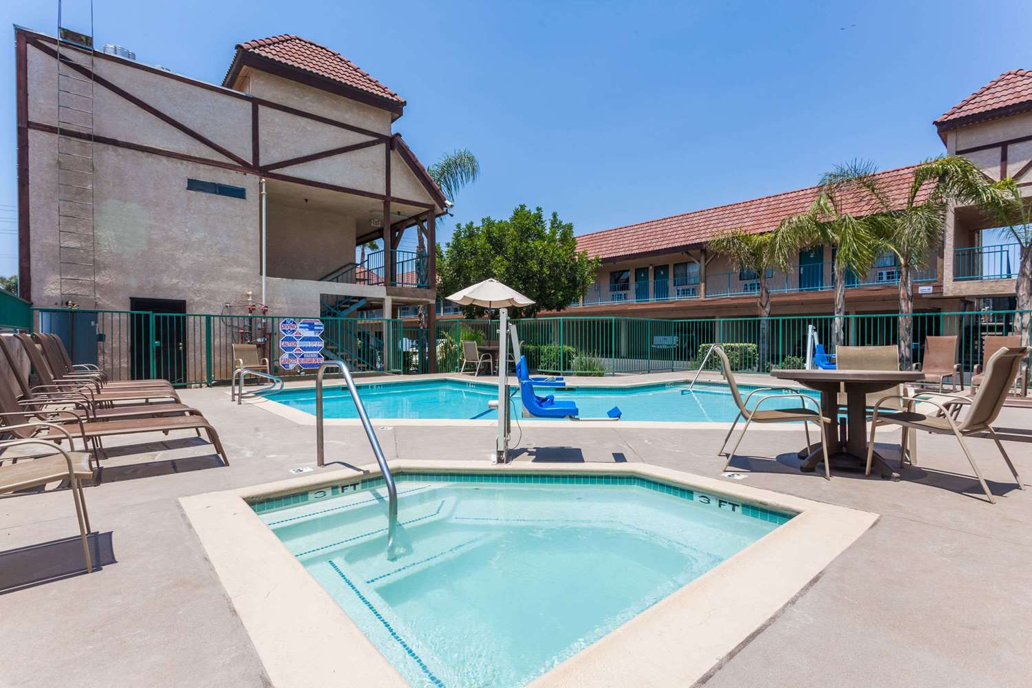 Howard Johnson by Wyndham Norco 18/20