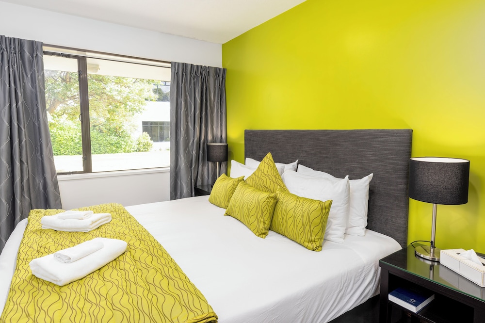 2 BEDROOMS, STUDIO