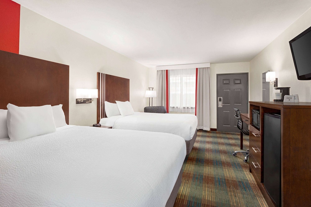 Ramada by Wyndham San Antonio Near SeaWorld/Lackland AFB 33/63