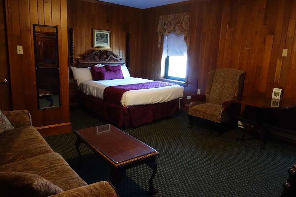 The Lafayette A grand Riverboat Era Hotel 30/77