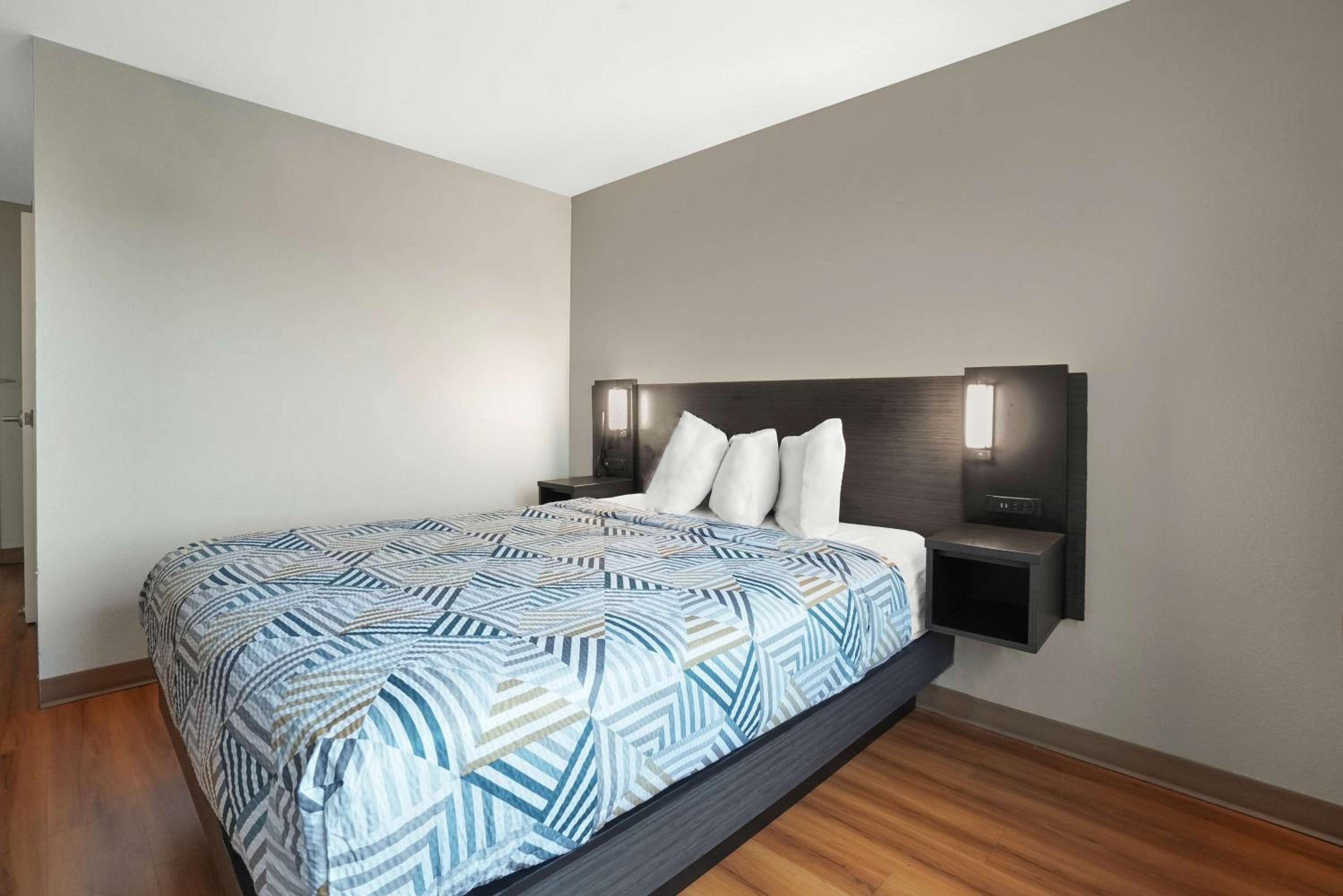 ROOM, QUEEN BED, ACCESSIBLE