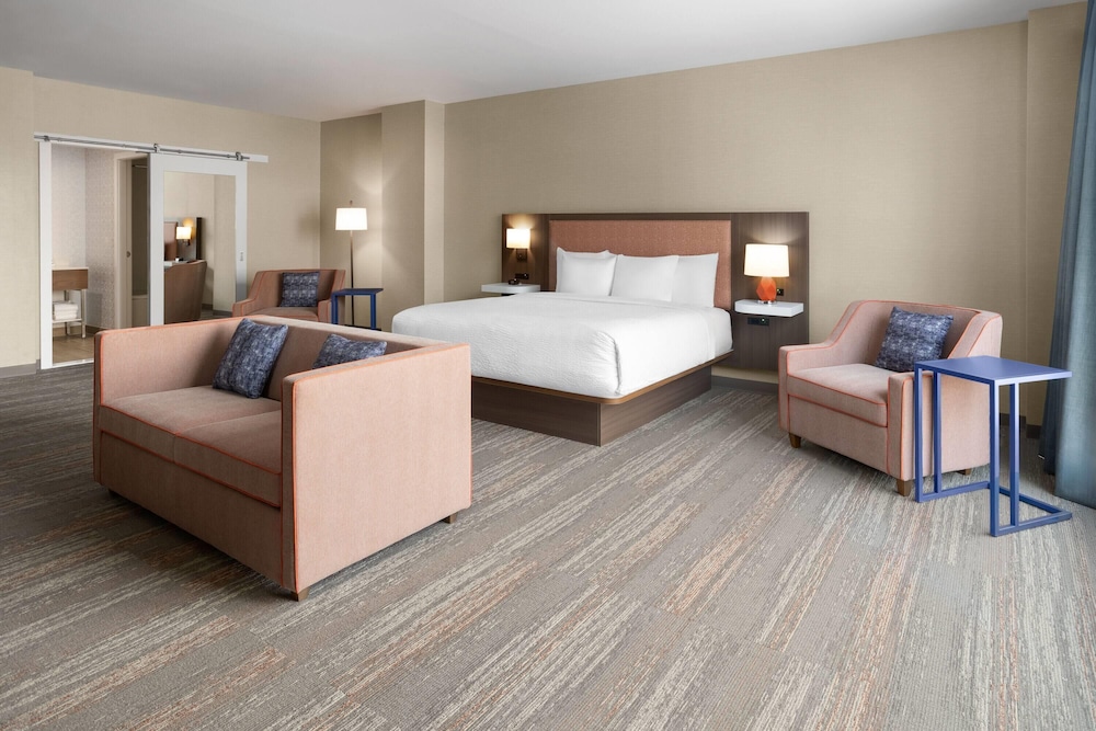 La Quinta Inn & Suites by Wyndham Jamaica NYC/JFK AirTrain 12/41