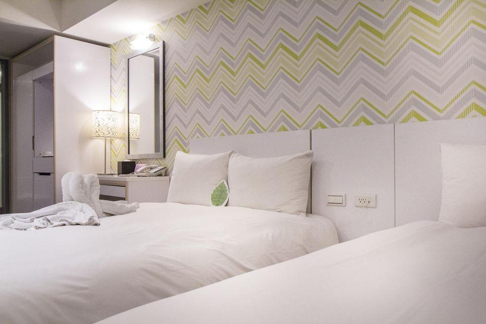 Room, Triple, No Window