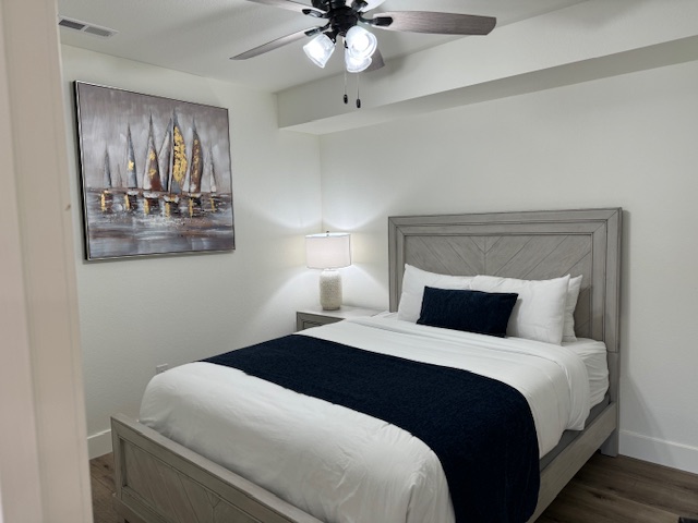 2 Bedrooms, Lake Front